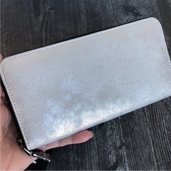 Think Roylin Wallet Metallic Silver Zip Around - Picture 1 of 12